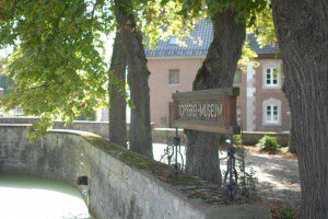HeinzBenjamin's tweet photo. Dann nichts wie #AppNachRaeren 🇧🇪! 6 Blogger machen's vor &amp; erkunden das Museum @RaerenerPoette, d. #mGuide &amp; mehr. https://t.co/w0OQgukDj8