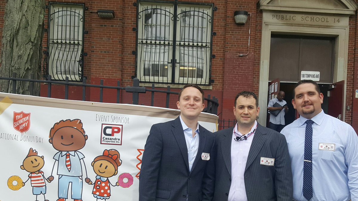 PreRealEstate's tweet photo. The Casandra team celebrating Father's Day with Donuts with Dad at PS 78.
#StatenIslan… https://t.co/MZWzXkySsg https://t.co/eC7Rgs9mRF