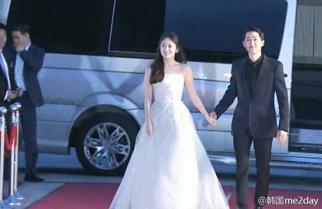 TheDramaKorea's tweet photo. Song Hye Kyo &amp; Song Joong Ki - Red Carpet Baeksang Arts Awards 2016 hari ini. GANDENGAN EHEM. https://t.co/OJyUPT9JK3