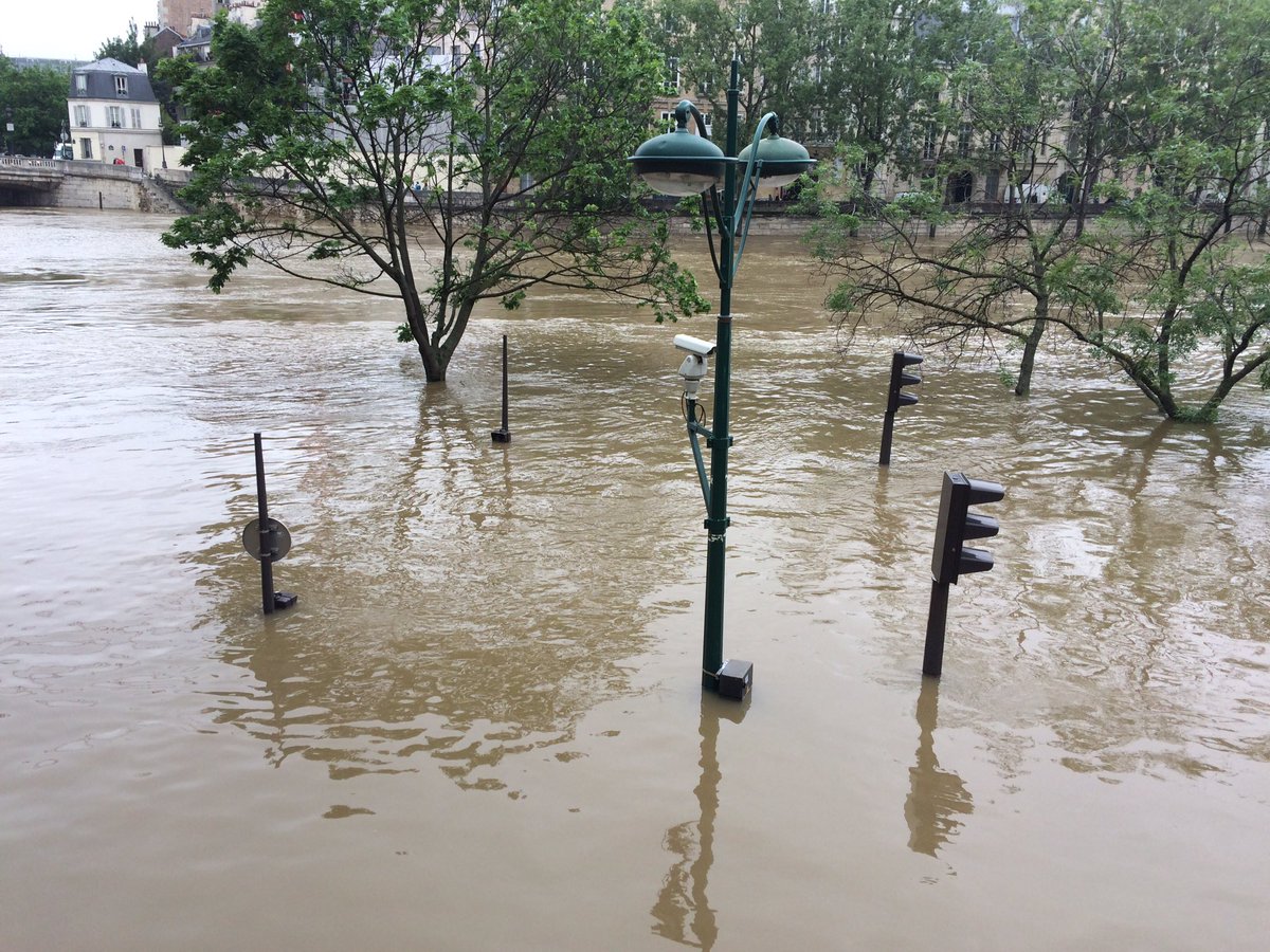 Amazing how high the waters are reaching. #crueseine #CrueParis
