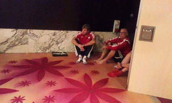 youm7's tweet image. #كوبر يحضر صلاة الجمعة مع منتخب #مصر بتنزانيا ..goo.gl/Pnauv6