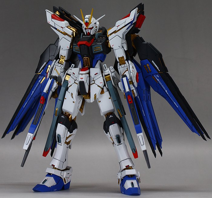 kirakira2231's tweet image. RGストライクフリーダム
本体をスタイリッシュに変更、このkitをカッコ悪くしている原因である厚いビームライフルを幅詰め。
これは効果絶大です。 
#元キットと比べてみましょう