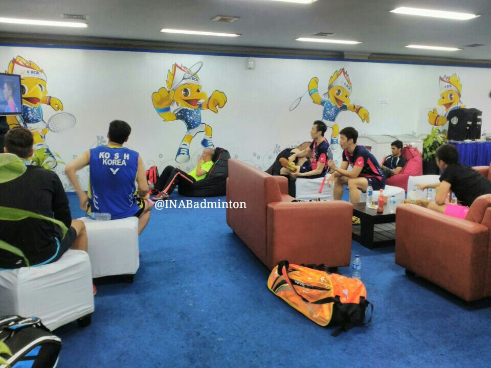 INABadminton's tweet photo. Joachim Fischer Nielsen, Ko Sung Hyun, Yoo Yeon Seong &amp; Lee Yong Dae menonton Jonatan vs Jorgensen #EaaForIndonesia https://t.co/8x4YNbCT7f