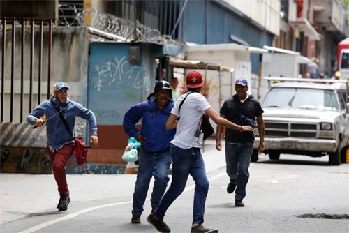 InformadorVeraz's tweet photo. Ministerio Público investiga agresiones a periodistas en Av. Urdaneta. Seguro los culpables serán los periodistas https://t.co/e6k29fRveF