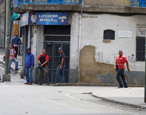 InformadorVeraz's tweet photo. Ministerio Público investiga agresiones a periodistas en Av. Urdaneta. Seguro los culpables serán los periodistas https://t.co/e6k29fRveF