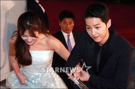 sjoongkipics's tweet photo. 160603 - #SongSongCouple at #BaeksangAwards2016 ❤️ 
So cuteeee so sweet 😍😍 
#DescendantOfTheSun ✨ https://t.co/tEv4FCOj8E