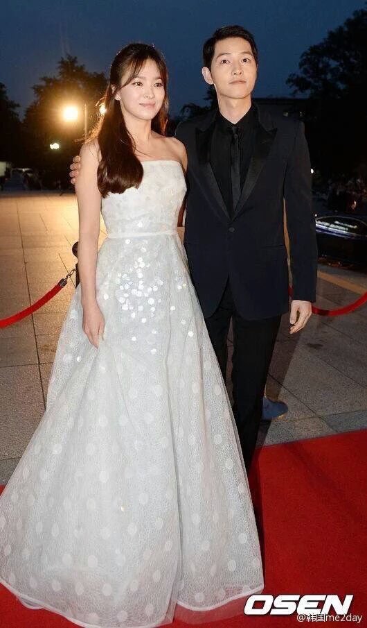sjoongkipics's tweet photo. 160603 - #SongSongCouple at #BaeksangAwards2016 ❤️ 
So cuteeee so sweet 😍😍 
#DescendantOfTheSun ✨ https://t.co/tEv4FCOj8E