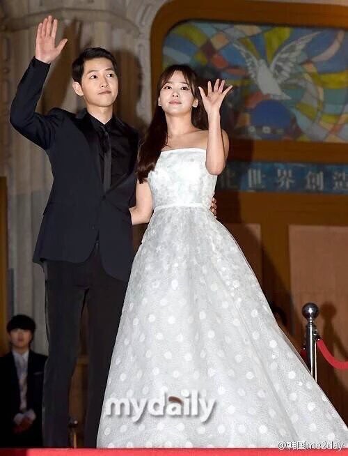 sjoongkipics's tweet photo. 160603 - #SongSongCouple at #BaeksangAwards2016 ❤️ 
So cuteeee so sweet 😍😍 
#DescendantOfTheSun ✨ https://t.co/tEv4FCOj8E