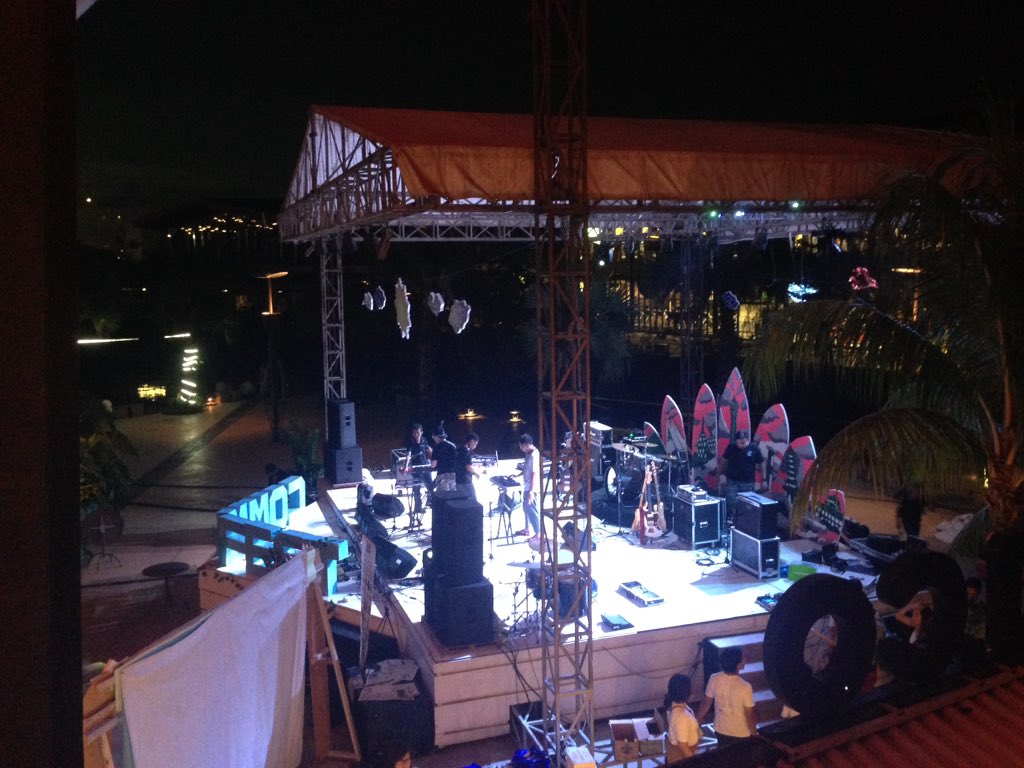 Panitia lagi nyiapin panggung niii🎉🎉
Yukk buruannn datang ke The Breeze BSD
Bintang tamunya keren keren loo!!👍👍