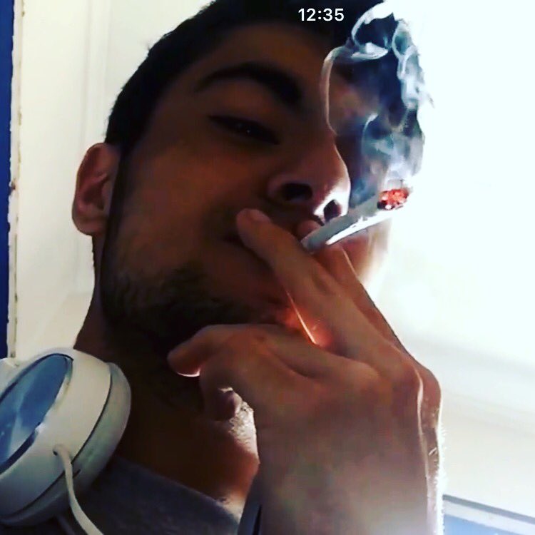 PubeYT's tweet photo. New #youtube video is up : https://t.co/7cmKUZDpU8 #joint #weed #mixedstrains #hybrid #lemon #haze #blueberry https://t.co/ERwtBGPUn8