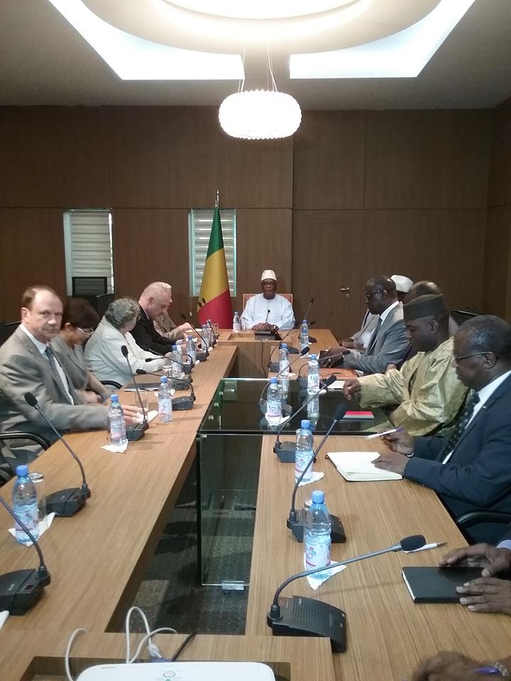 PresidenceMali's tweet photo. MALI | Le Pdt #IBK a reçu hier les ambassadeurs des 05 membres permanents du #CS de @un et d'autres personnalités https://t.co/yBbL4sFXU6