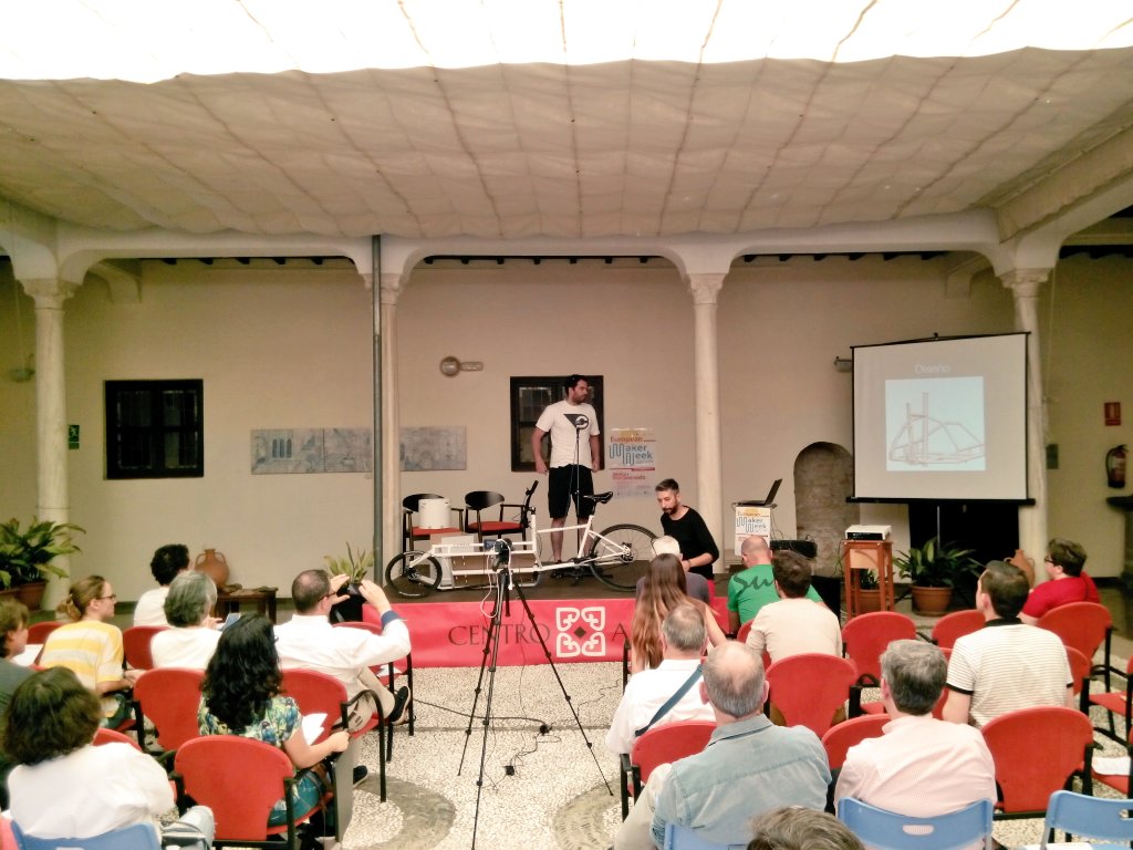 mnu_ac's tweet photo. #MakerDayGranada y @MBCometa presentando la 1° #cargobike fabricada en España y pensando en #MovilidadSostenible https://t.co/SCL1YiI7Xk