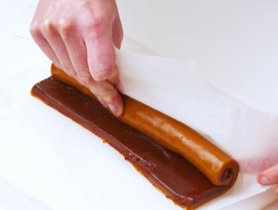 MakingSweetsAU's tweet photo. Successful #caramel swirls:once layered, the caramel should be soft enough to roll, but not so soft they lose shape. https://t.co/fBP97utVFn