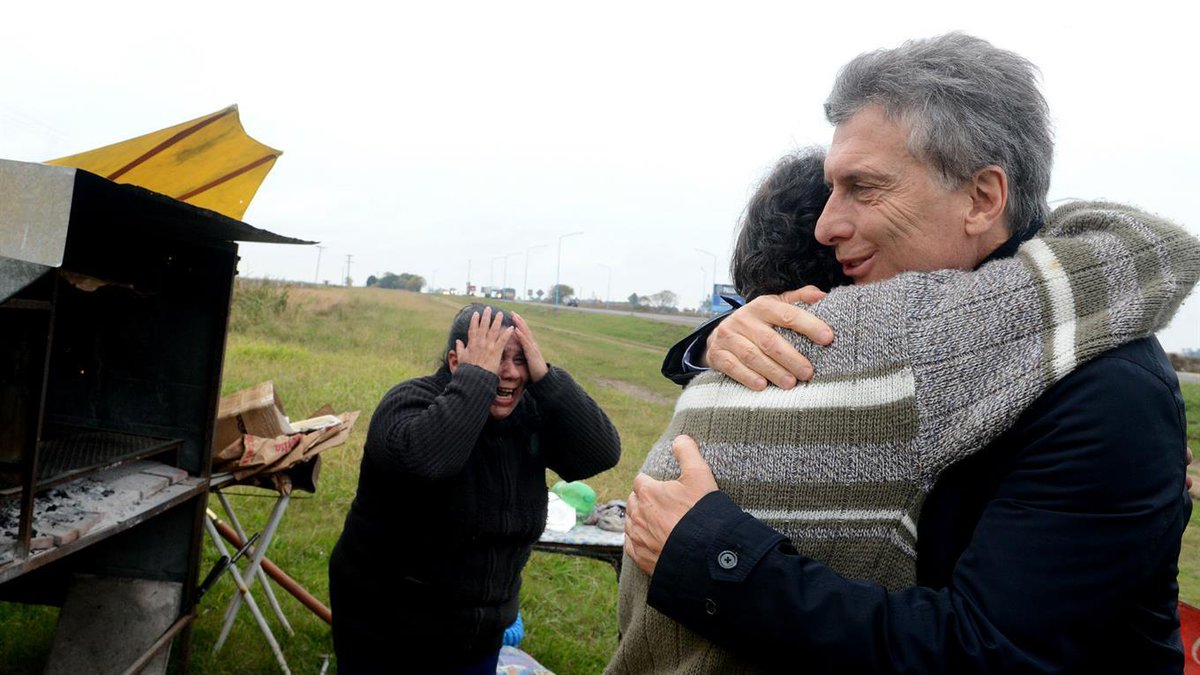 LANACION's tweet photo. Destruyeron el puesto del vendedor de tortas fritas que le mandó $100 a @MauricioMacri https://t.co/Af8XGdtVcB  https://t.co/CTp6fzUXfg