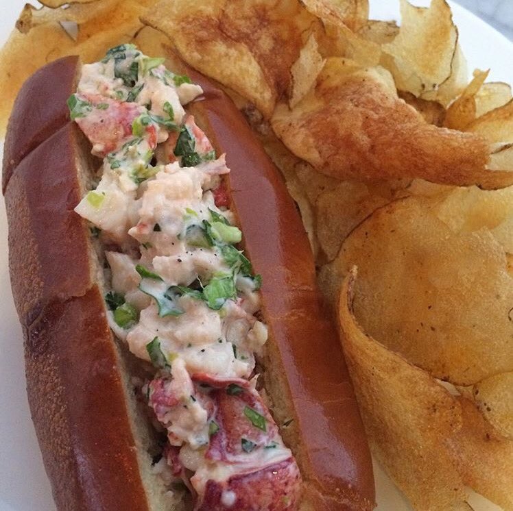 KEE_OysterHouse's tweet photo. Fresh lobster roll and some homemade chips! #keeoysterhouse #openforlunchanddinner #whiteplainsny #lobsterroll https://t.co/qAX8B6OTNo