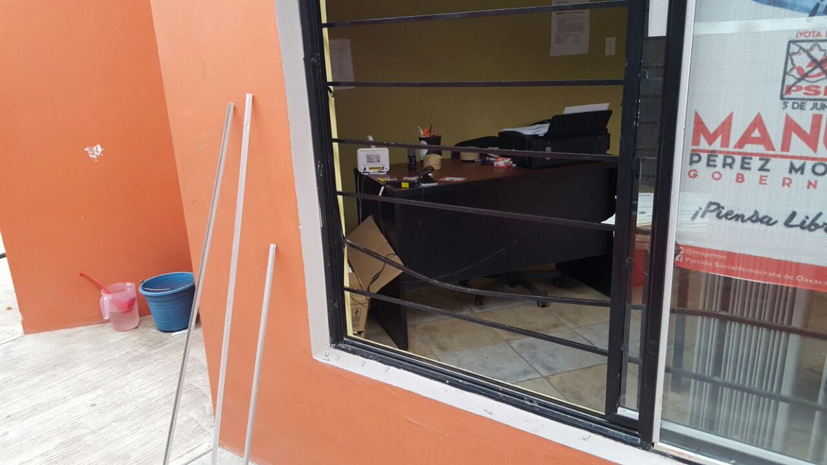 MAPEMO's tweet photo. Hoy por la madrugada ingresaron a mi oficina en cuicatlan saquendo lo que ahí se encontraba. @pedrolceballos https://t.co/0sx48WyRF0