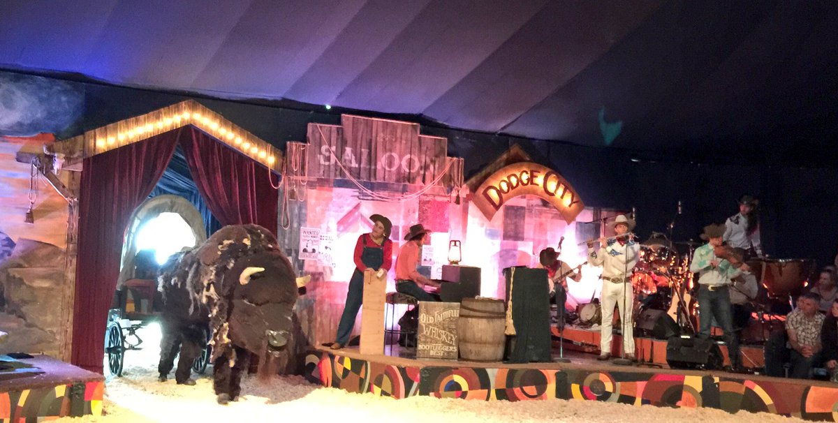 CotswoldsConcie's tweet photo. #CotswoldsHour 
Oh, WOW.. @GiffordsCircus has gone all Country &amp; Western this year and it is AWESOME! #PaintedWagon https://t.co/BsGrazCRTF