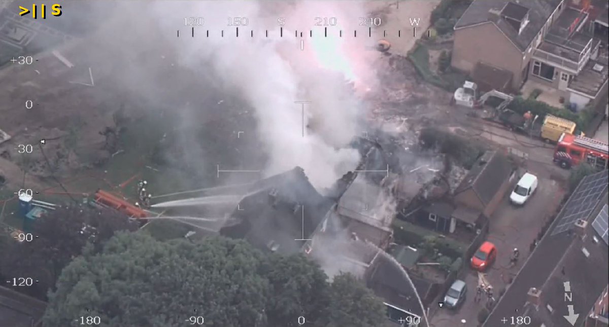 Wij ondersteunen de eenheid @PolitieFlevo bij een grote brand in #urk. Geef  hulpverleners de ruimte aub. ^24