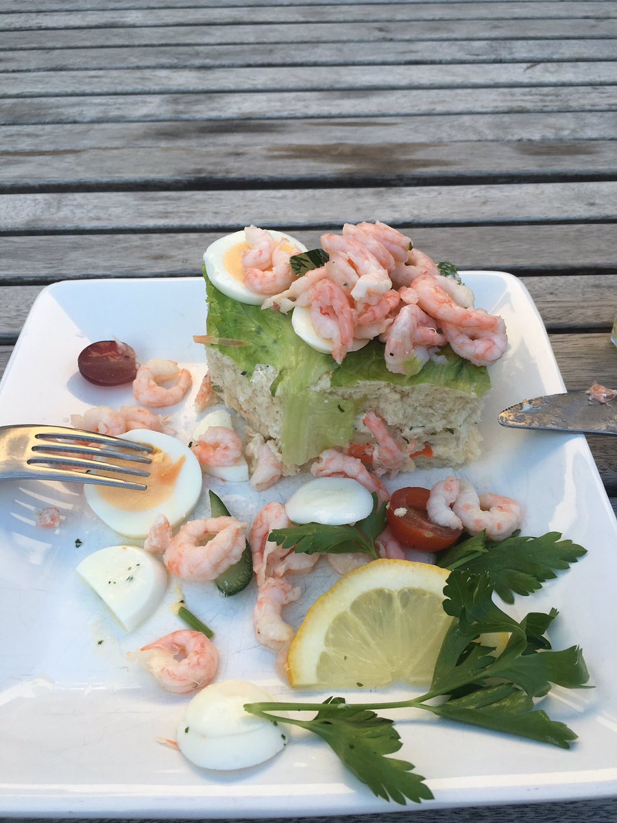 blackrope's tweet photo. 3 dagar i rad med smörgåstårta 😁 #studenttider https://t.co/cfJU2YtqTM
