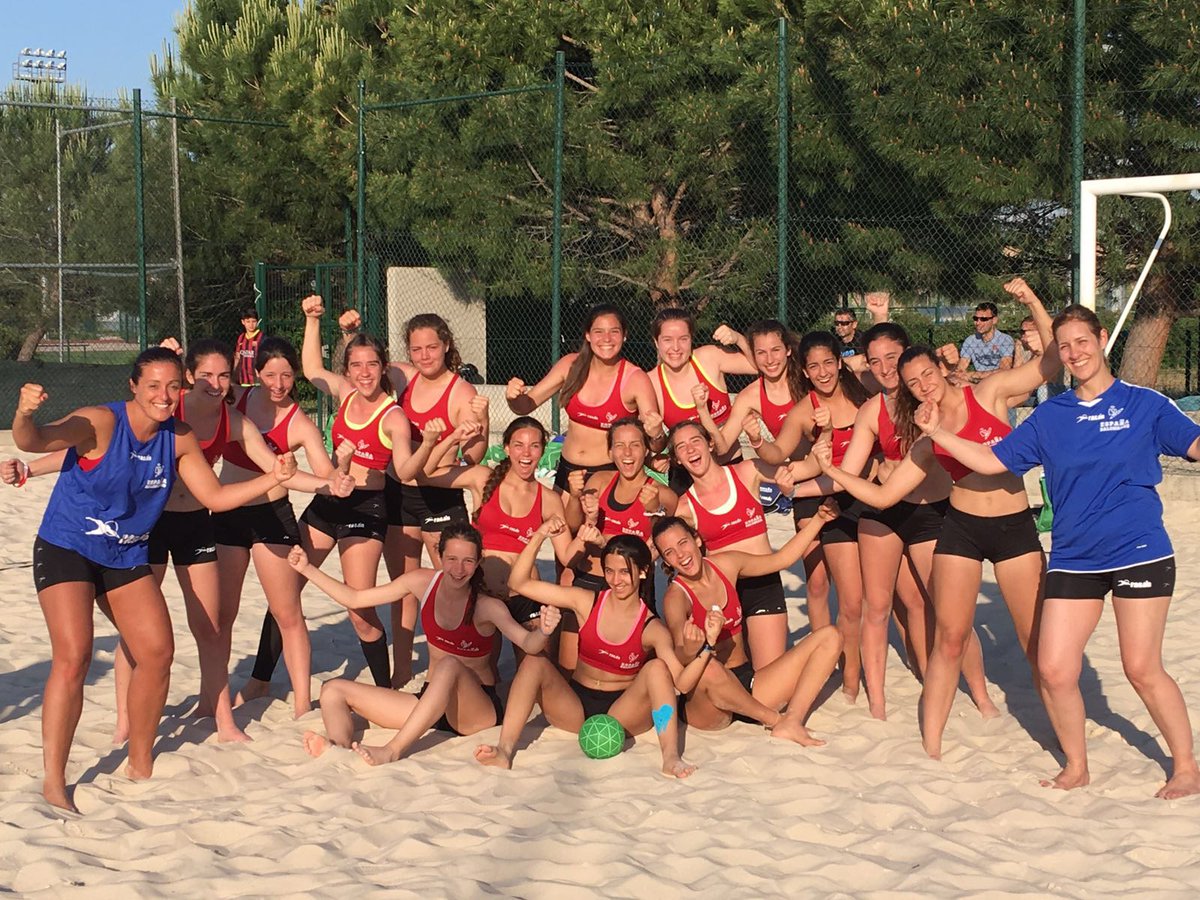 ArenaHandballT's tweet photo. Las #GuerrerasArenaCadetes en su segundo día en Alcalá de Henares. https://t.co/0OCBfQPpHS