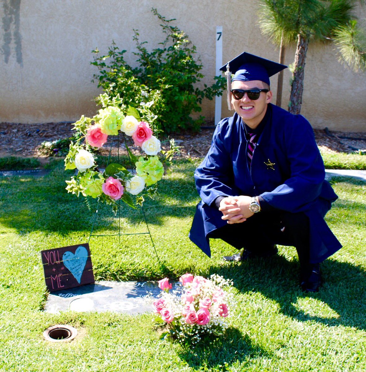 jhitch27's tweet photo. It broke my heart not being able to see you. But, I know you were watching from above. I love and miss you Mom❤️👼🏽🎓 https://t.co/TCbs8nTKeS