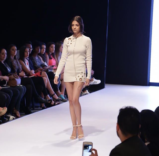 MissBeautyTeen's tweet photo. Así lució nuestra reina @MariaASanzDL en el #mbfwsd para la diseñadora #CarolinaSanz #dbamodellifestyle #mbfwsd2016 https://t.co/fqZVGEbWIZ