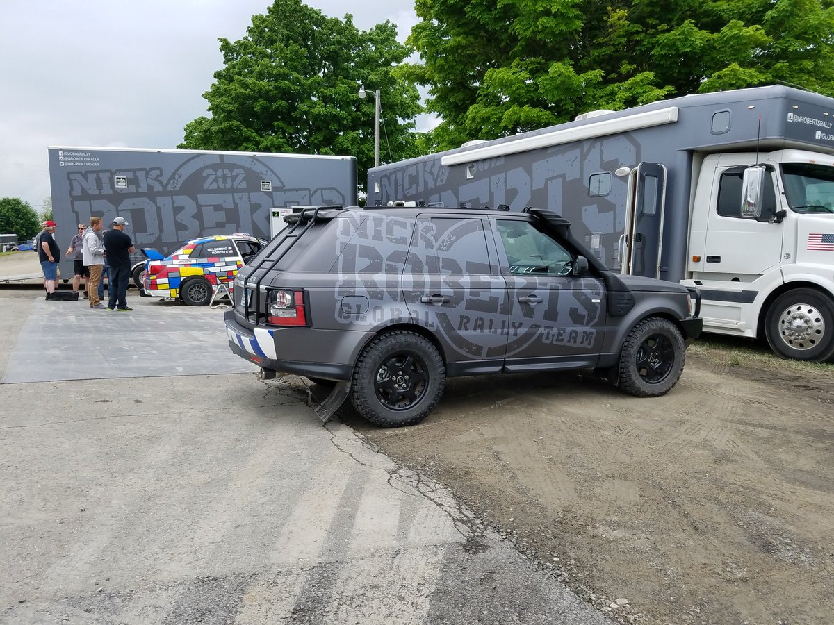 SkyItOut's tweet photo. This #rangerover is #boss good luck today! #Stpr @nrobertsrally @AlexGelsomino https://t.co/uqDwAuB8BP