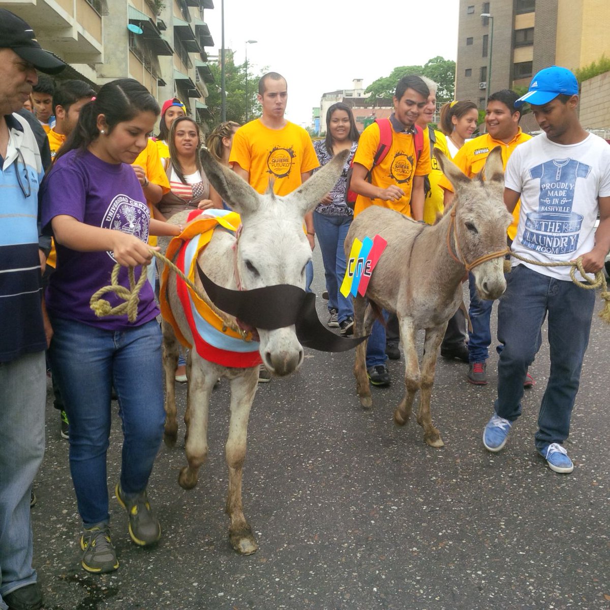 JovenesPJ's tweet photo. Mientras Maduro compra helicópteros de guerra las universidades siguen sin presupuesto #VzlaRevocaAlBurro https://t.co/KCn1SBzgQV