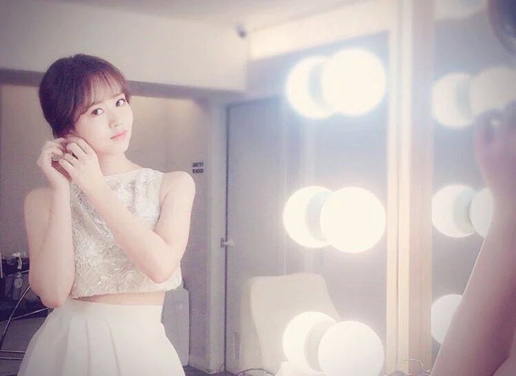 geofaniaaa's tweet photo. RT @TheDramaKorea: Kim So Hyun di belakang panggung Baeksang Arts Awards malam ini. https://t.co/HGE8le5MMs