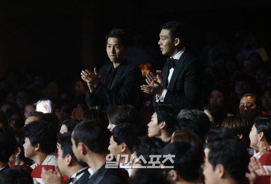 SongJoongKi_SG's tweet photo. [PHOTO] 160603 Song Joong Ki and Yoo Ah In - JTBC 52nd Baeksang Arts Awards Ceremony #1

Best Director Award - DOTS https://t.co/3TpevW9KHn