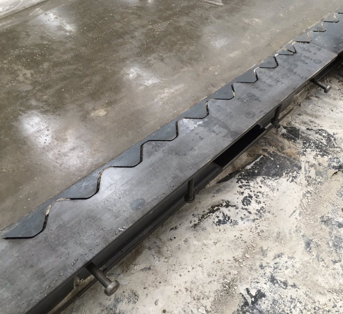 SICFL's tweet image. @shieldjoint looking good @AmazonUK 1,000,000 sq ft Leics shed. Poly sheet for best slab curing #fabfinishfriday