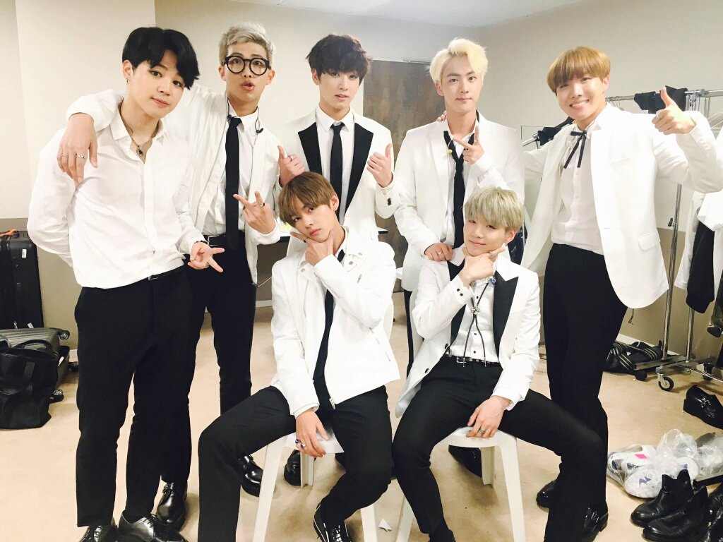 BT10TION's tweet photo. [#방탄] Bonju~ France A.R.M.Y! 파리에서 열린 K CON에서 만난 #방탄소년단! 아���들의 응원은 언제나 최고 최고! 만나서 즐겁고 행복했습니다! Merci bocu. 🙏🏻 
(@921NJ) https://t.co/resDDWGGgF