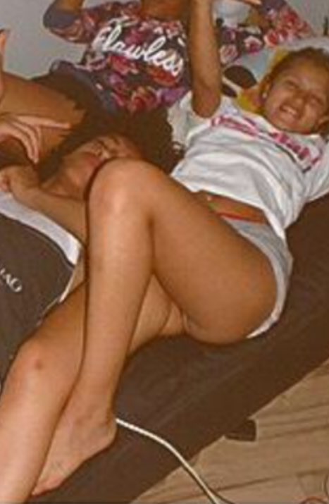 ミーハーやからな。周りがしてるとしたくなっちゃうのジュリ。私が発信源的なね？？ちなみに下のツイート、懐かしい龍猿ん家だよ〜！！！ブラの跡とかまじ黒歴史..あ〜また乱行パーティしたいなあ〜〜。