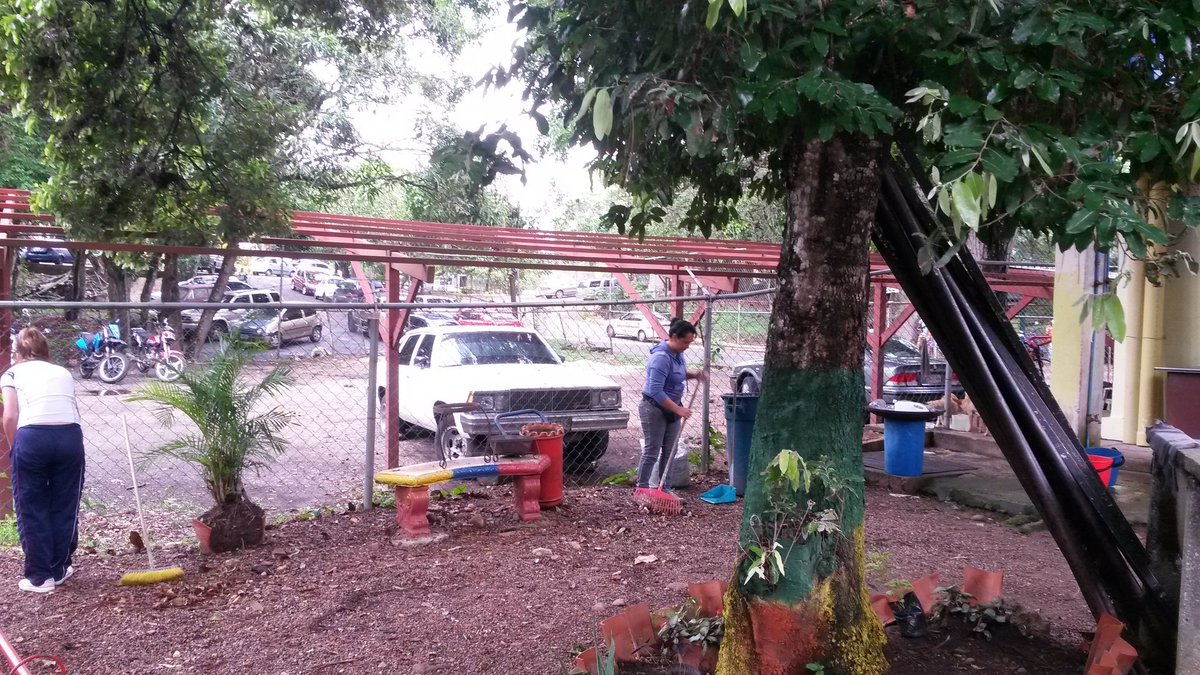 transito_71's tweet photo. Jornada de limpieza general @transito_71 @PDESanCristobal @SilvaEleazarL @NeylaPosso @rodulfohumberto https://t.co/tWSMDJEP1p