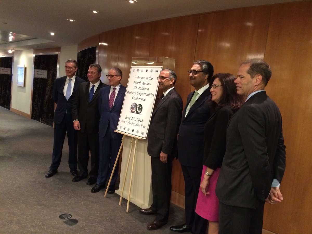 LarrySampler's tweet photo. Gov't reps & 100s of biz ppl in #NYC to deliver on U.S.-#Pakistan trade @ the @USAID-sponsored #USPakBOC #SquadGoals https://t.co/YXKLK30AoS