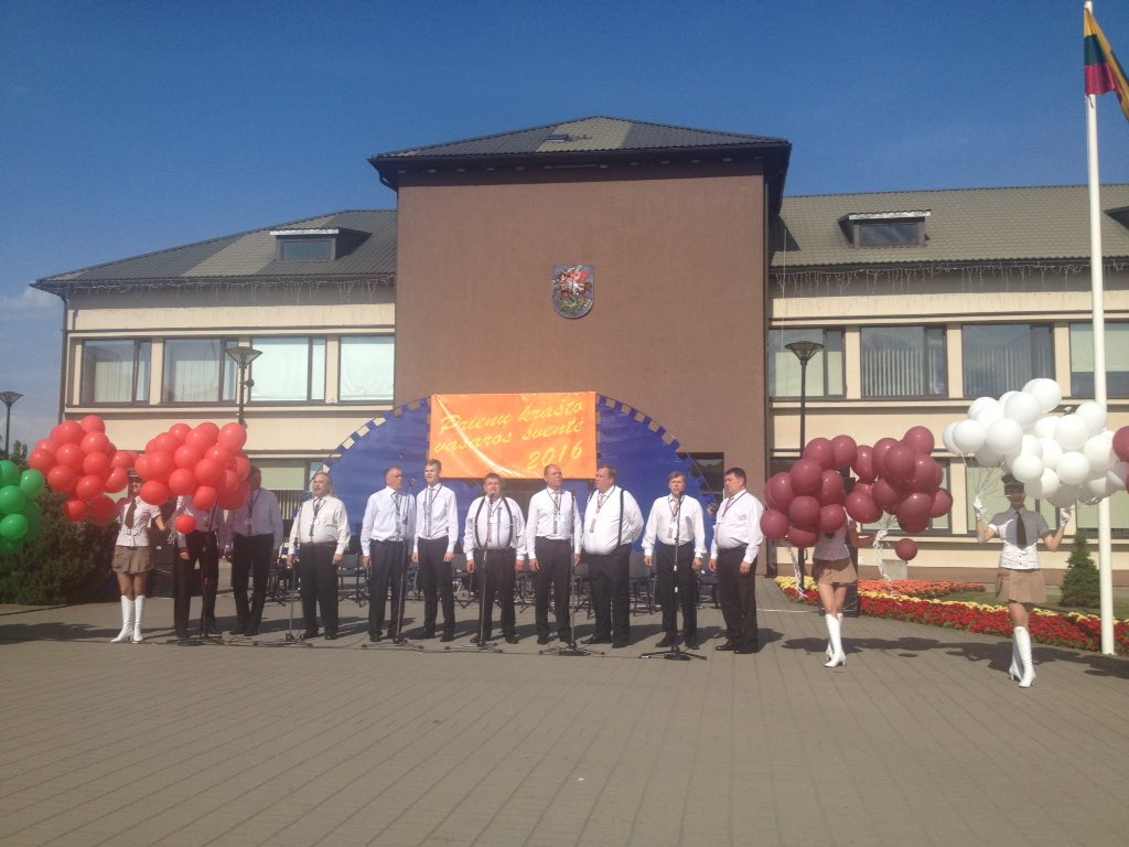 Talsu_novads's tweet photo. Talsu novada dienas Lietuvā Prieņu pilsētā ir atklātas! Mūsu karogs Pūt' vējiņiem skanot lepni uzvijies https://t.co/YiDTGvf7pw