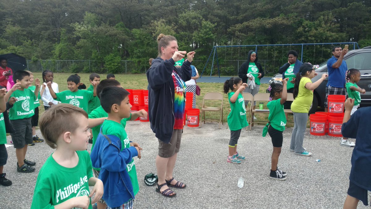 LWallace4u's tweet photo. Movin' and groovin' with 1st grade. #phillipsfieldday @PhillipsAveElem #phwaves https://t.co/lF7vCqPliO