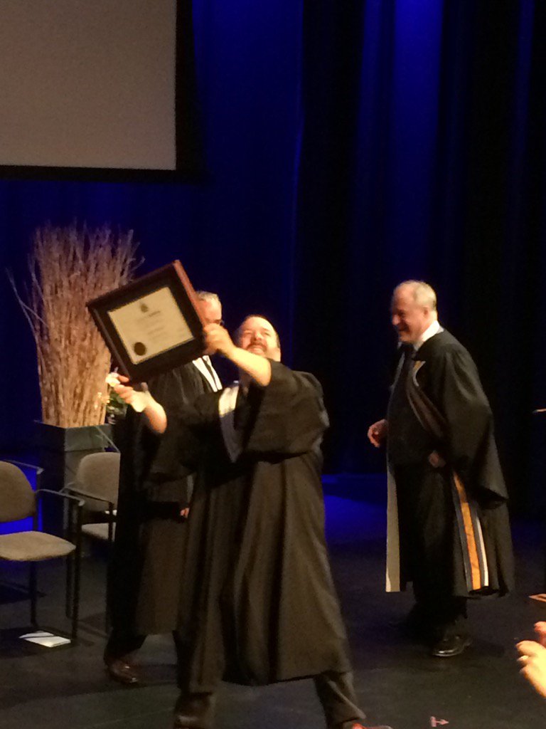 collegeboreal's tweet photo. @StefPaquette reçoit comme nul autre son diplôme honorifique @collegeboreal @P_Riopel #Felicitations #onfr #2016 https://t.co/OJ4qgtwsMK