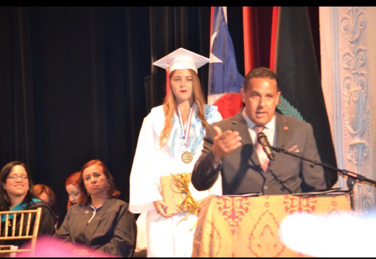 CamaraSur's tweet photo. Nuestro Presidente, Efraín Montero Arroyo como orador invitado en la Graduación del Colegio Sagrado Corazón https://t.co/tW94IVbcdr