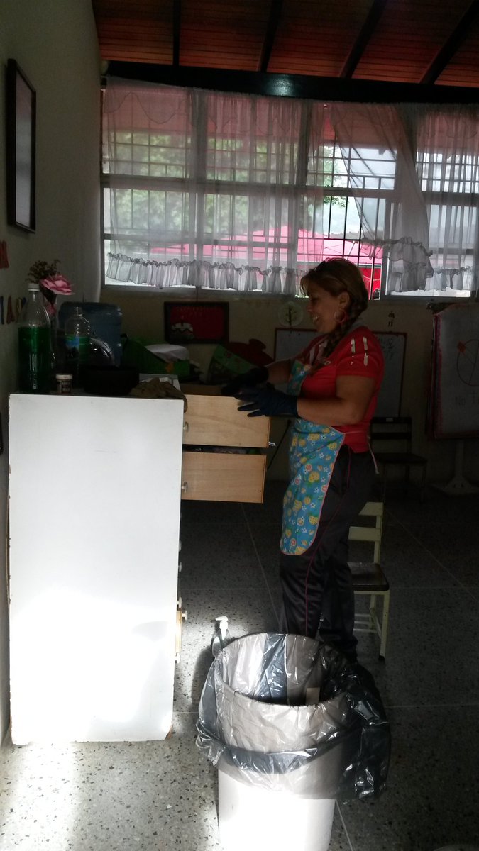 transito_71's tweet photo. Limpieza de aulas @transito_71 @PDESanCristobal @SilvaEleazarL @NeylaPosso @rodulfohumberto https://t.co/hv8Cr8qwnB