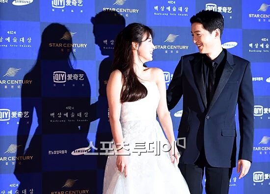 Descendants of the Sun meraih Daesang (penghargaan tertinggi) kategori drama di Baeksang Arts Awards malam ini.