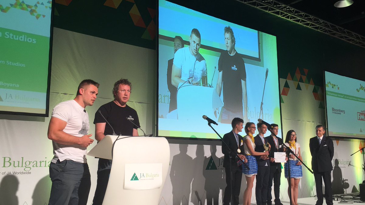 nuboyana's tweet photo. Nu Boyana Ceo @108yariv and B2Y's co-founder Aleksandar Kenanov give out the big award @JABulgaria https://t.co/s7aTC5u0KF