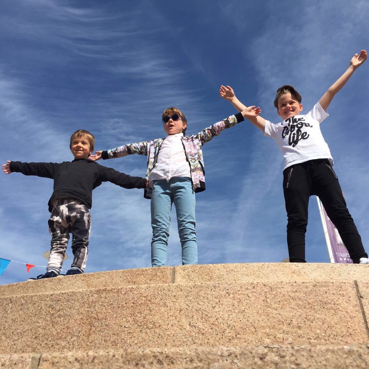 Blue skies and 3 happy children all in #busyandtheboy ! Current @somedaysoon_official tee and joggers 😍☀️
