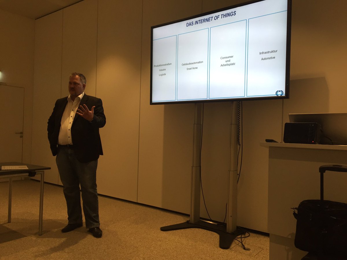 msrberlin's tweet photo. Final session "Deutschland wolkenlos?" with @DSGeek #xUT2016 https://t.co/VBqclKMrf5