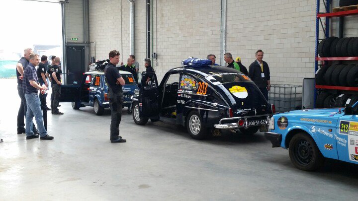 ELE_Rally's tweet photo. De technische keuring is in volle gang. Inmiddels auto's van de @ELE_Legend gereed voor keuring #ele16 https://t.co/aNWzbcwYPE