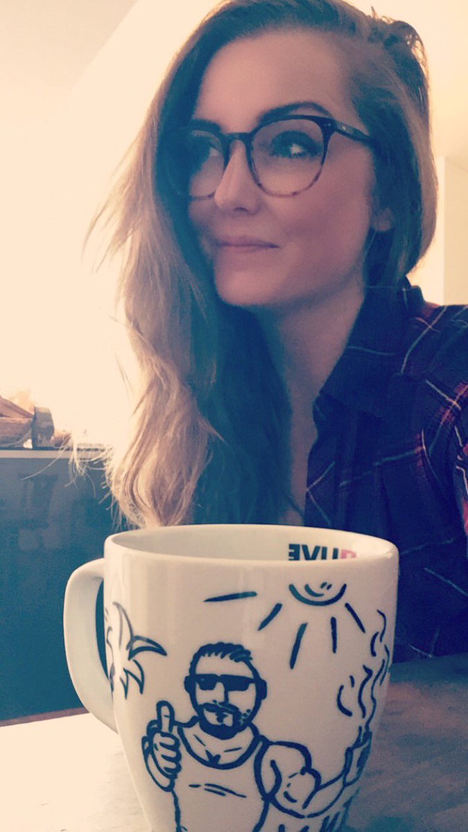 Julia_Rayleigh's tweet image. When I try to look super serious in meetings, but was caught not being serious😏 #ManagementLife 💅🏻