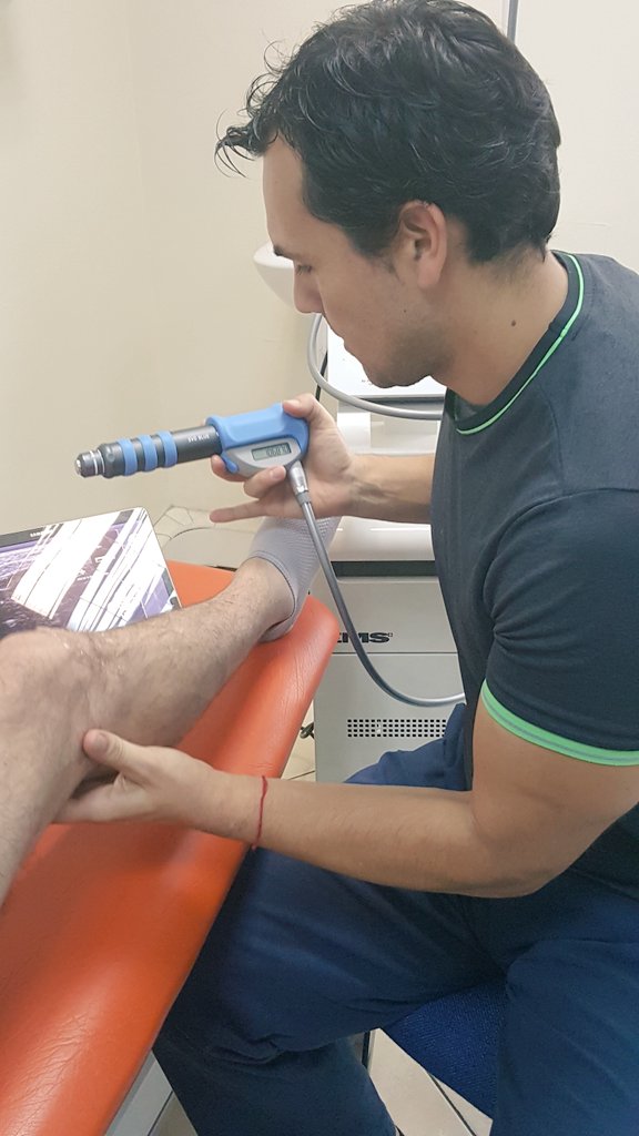 Aplicando tratamiento con ondas de choque EMS Swiss Dolorclast  ecoguiadas wifi