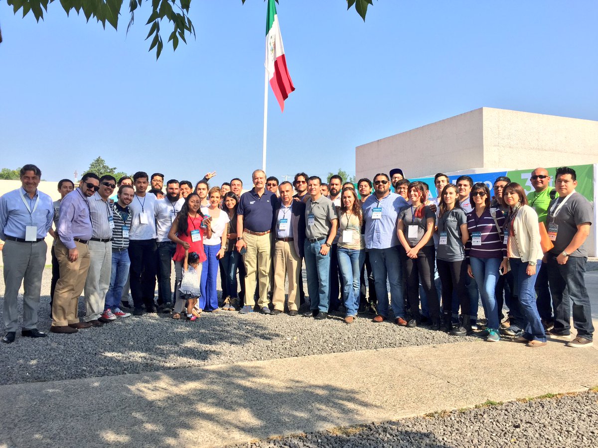 centrofox's tweet photo. Bienvenidos mentores a #HACKATÓN de @centrofox, quienes ayudarán a los 3,000 jóvenes a realizar sus ideas. https://t.co/xO9YhsJ6Vq