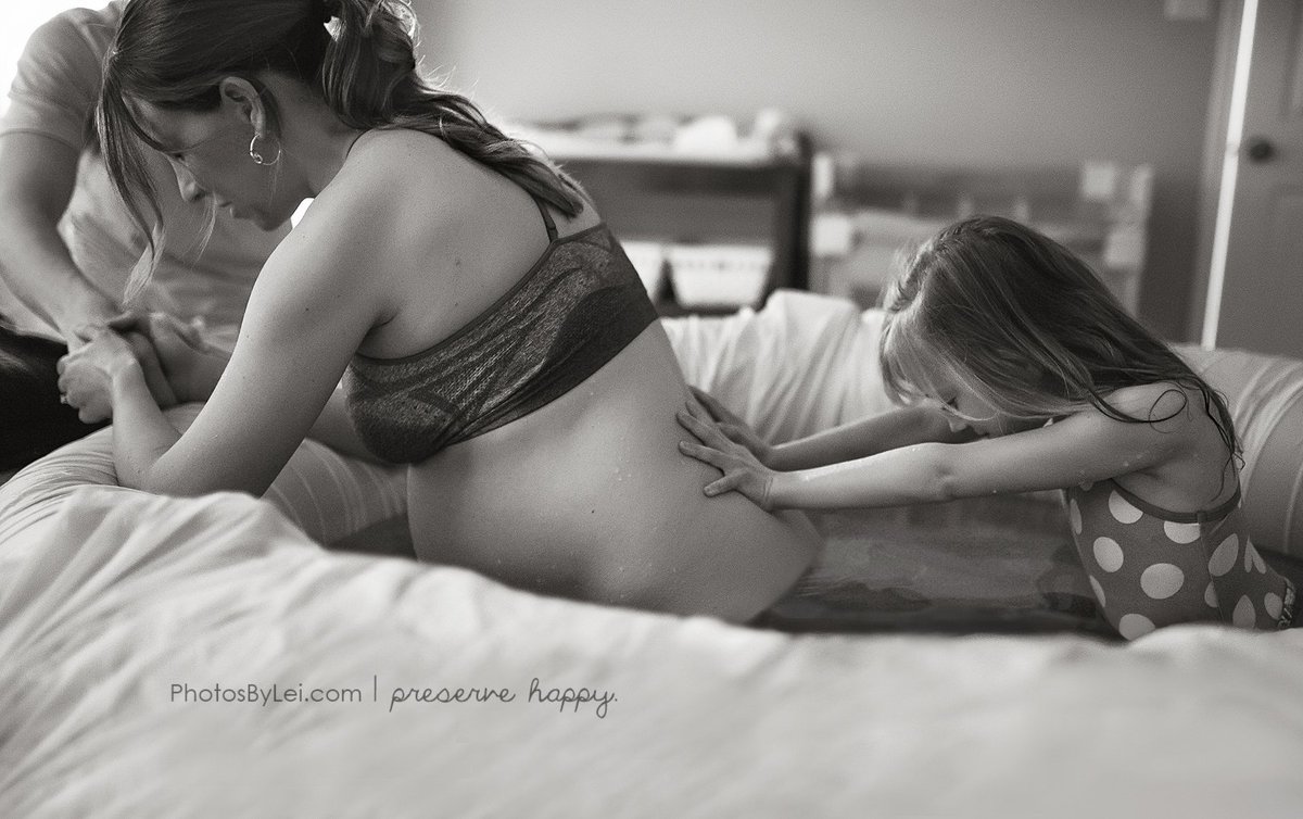 Prachtig hoe grote zus helpt bij de #bevalling. Little #doula