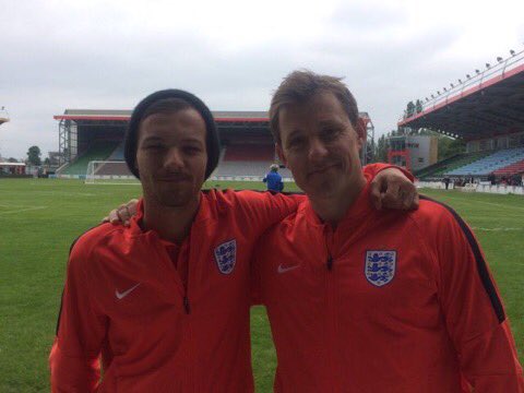 HLupdates's tweet photo. #New | Louis with Ben Shepard at #SoccerAid training today. (6.3.16) https://t.co/B5mj1Qnao2